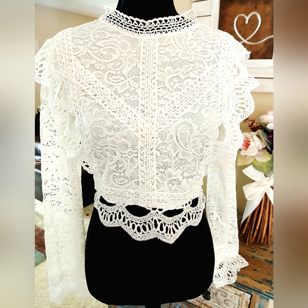 NWOT WHITE LINED LACE TOP XL